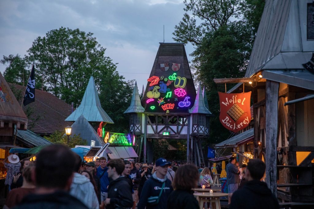 Bild des mit leuchtenden Stickern dekorierten Eingangstors zum Gelände von Schloss Kaltenberg