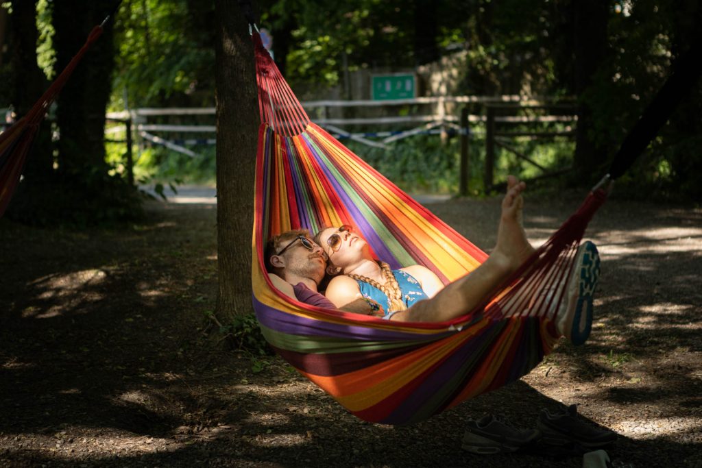 Bild mit 2 Besuchern des PULS OPEN AIR in der Hängematte