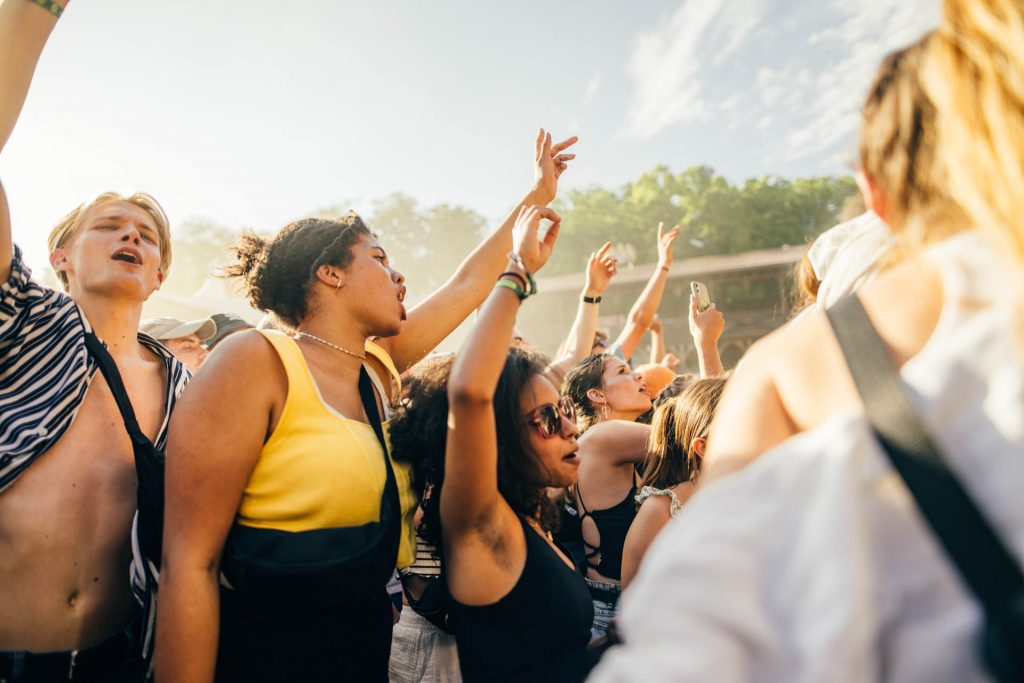 Bilder von feiernden Besuchern des PULS OPEN AIR vor Arena Bühne