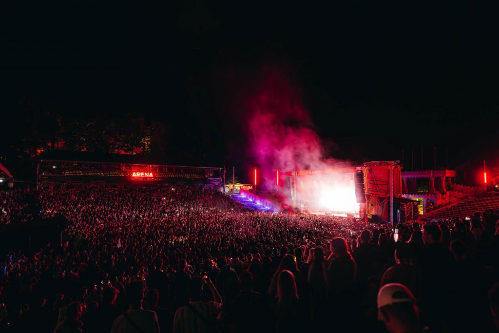Bild der Bühne in der Kaltenberg Arena nachts beim Puls Open Air