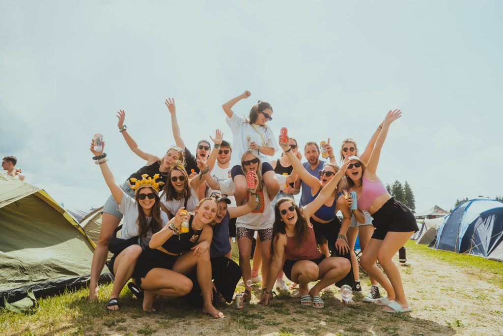Bils von feiernden Gästen auf dem Campground während des PULS OPEN AIR
